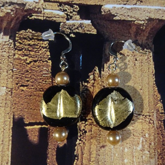 Handmade earrings in Czech lampwork design with gold leaf on black tab - Picture 6 of 7